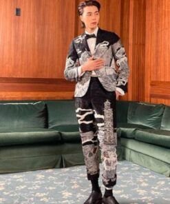 Gold-Gala-NCT’s-Johnny-Suh-Suit-539x700