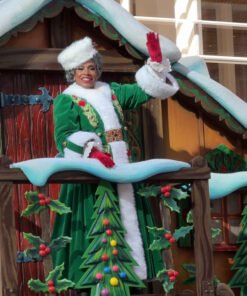 Sheryl Lee Ralph Mrs Claus Green Coat 2023