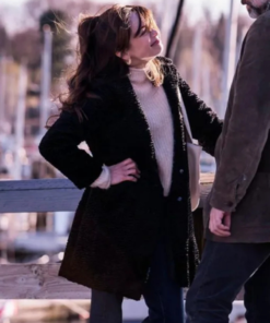 Murder In A Small Town S01 Cas­san­dra Lee Black Coat