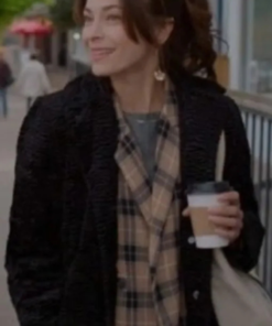 Murder In A Small Town S01 Cas­san­dra Lee Black Coat